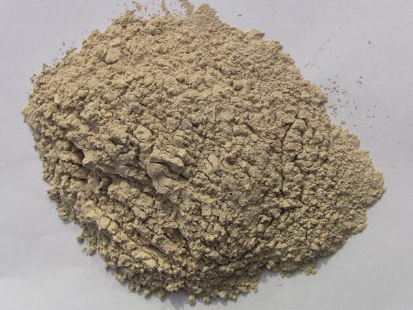 礬土性質(zhì) 礬土主要成分是氧化鋁，為煉鋁和耐火材料的主要原料。白色或灰白色，因含鐵而呈褐黃或淺紅色。密度3.45g/cm3，硬度1～3，不透明，質(zhì)脆。極難熔化，不溶于水，能溶于硫酸、氫氧化鈉溶液。 地區(qū)分布 中國鋁土礦資源比較豐富，在全國18個省、自治區(qū)、直轄市已查明鋁土礦產(chǎn)地205處，其中大型產(chǎn)地72處（不包括臺灣），主要分布在山西、山東、河北、河南、貴州、四川、廣西、遼寧、湖南等地。 投資前景 1.可用于煉鋁工業(yè)。用于國防、航空、汽車、電器、化工、日常生活用品等。 2.可用于精密鑄造。礬土熟料加工成細(xì)粉做成鑄模后精鑄。用于軍工、航天、通訊、儀表、機械及醫(yī)療器械部門。 3.可用于耐火制品。高鋁礬土熟料耐火度高達1780℃，化學(xué)穩(wěn)定性強、物理性能良好。 4.硅酸鋁耐火纖維。用于鋼鐵、有色冶金、電子、石油、化工、宇航、原子能、國防等多種工業(yè)，消防人員可用耐火纖維布做成衣服。 5.制造礬土水泥、研磨材料、陶瓷工業(yè)以及化學(xué)工業(yè)可制鋁的各種化合物。 鋁礬土磨粉制備 鋁礬土粉是選用煅燒過的熟鋁礬土礦石用雷蒙磨加工制成的細(xì)粉，粒度通常為100目-325目，在耐火材料行業(yè)得到了廣泛的應(yīng)用。通常加工的流程為先經(jīng)顎式破碎機進行破碎，然后篩分進入鋁礬土雷蒙磨或鋁礬土超細(xì)磨粉機中，進行鋁礬土粉制備，使其應(yīng)用更加廣泛。