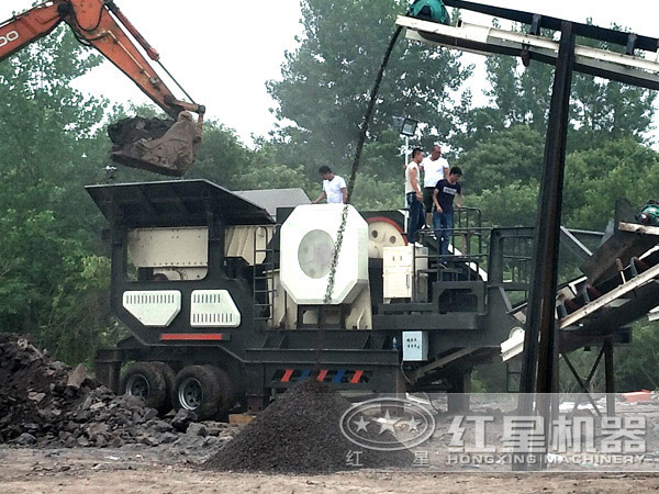 車載移動建筑垃圾破碎機現場作業(yè)