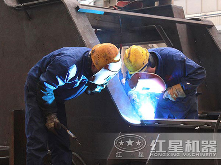 車間生產(chǎn)加工移動(dòng)破碎機(jī)，每一臺(tái)設(shè)備都是匠心打造