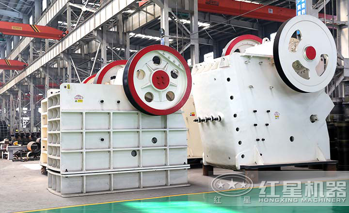 顎式破碎機(jī)實(shí)拍圖，型號(hào)多樣，價(jià)格在10-80萬(wàn)之間